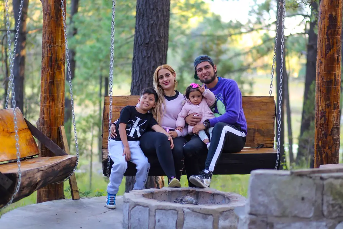 Familia conviviendo en la reserva