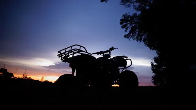 Cuatrimoto a contraluz