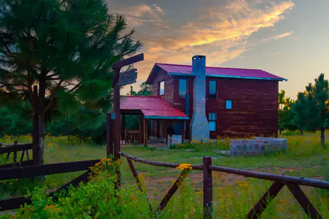 Cabaña al atardecer