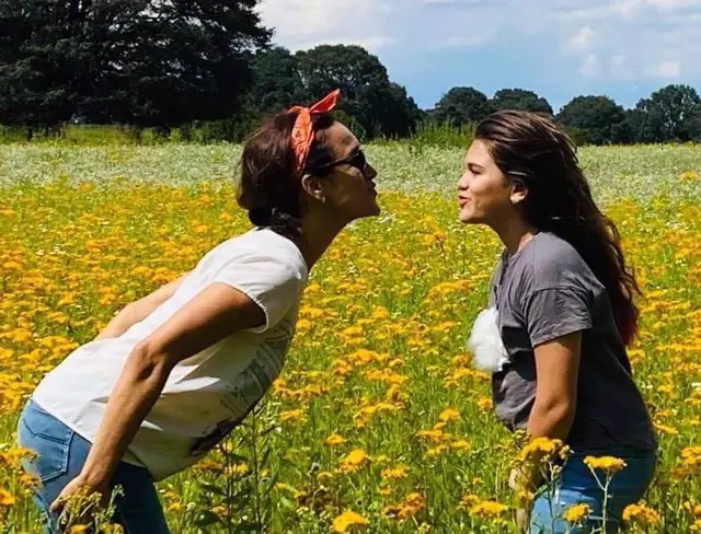 Mamá e hija en un campo de flores