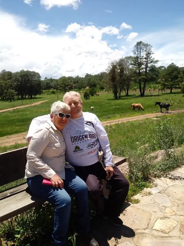 Matrimonio disfrutando la sierra