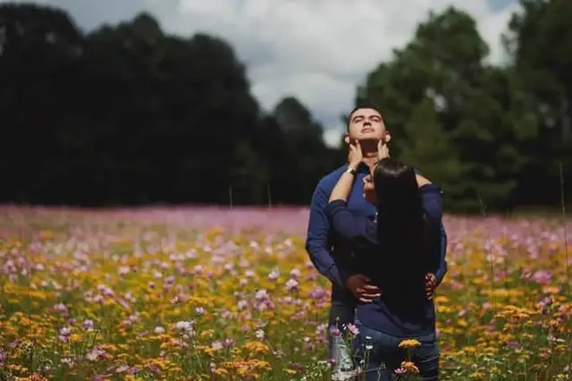 Pareja entre las flores