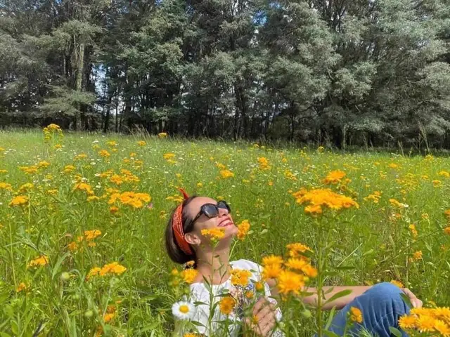 Mujer entre las flores