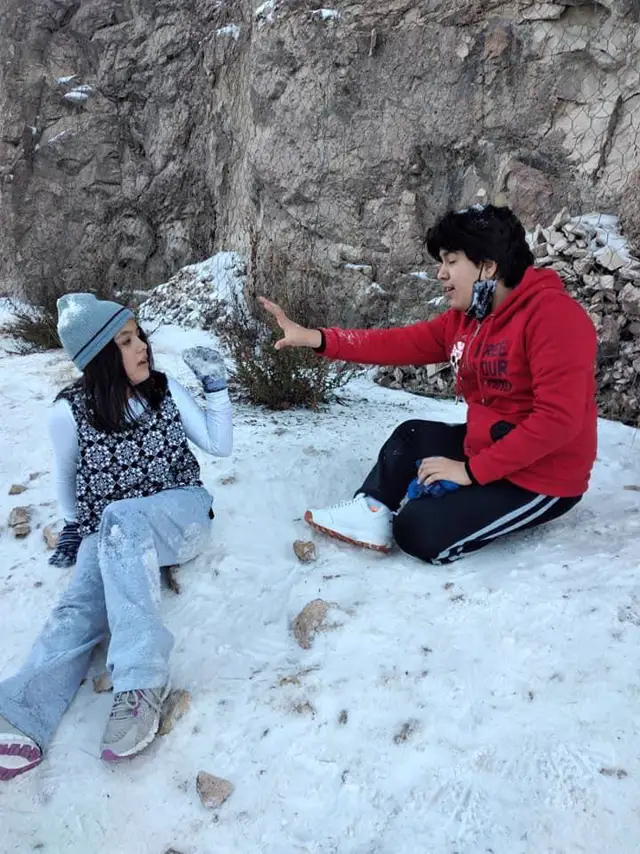 Niños jugando en la nieve