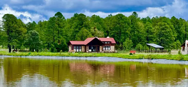 Cabaña a la orilla del lago