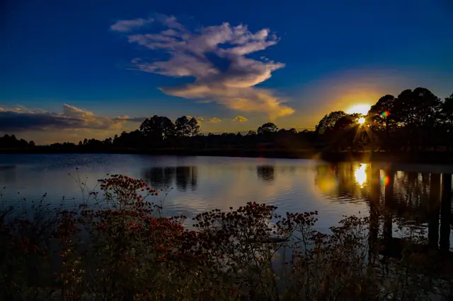 Lago al anochecer