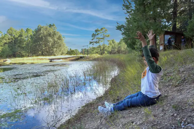 Niño frente al lago