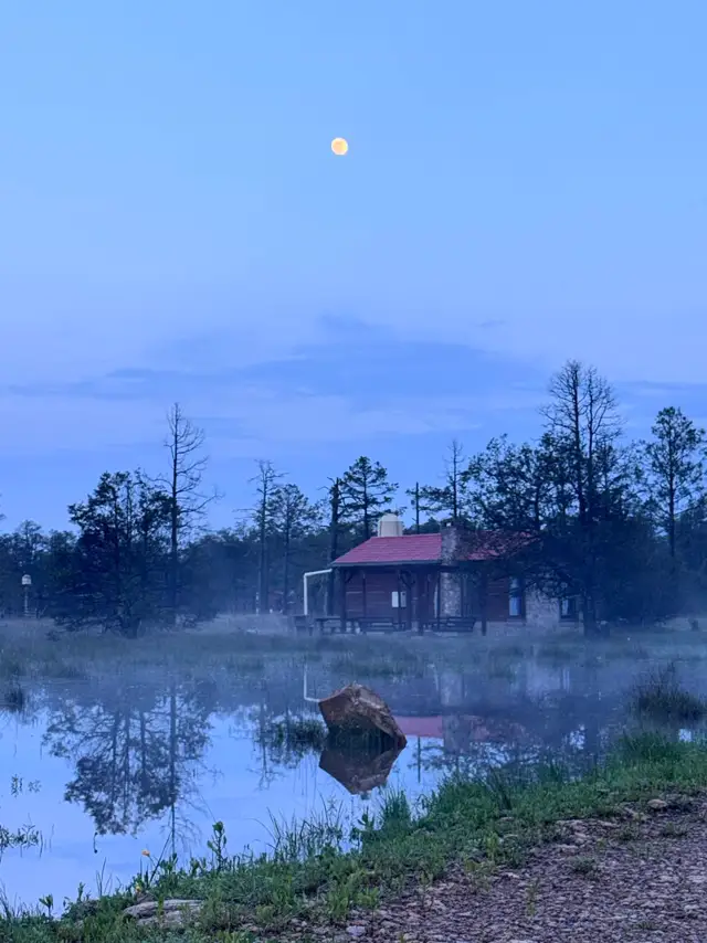 Cabaña frente al lago con neblina