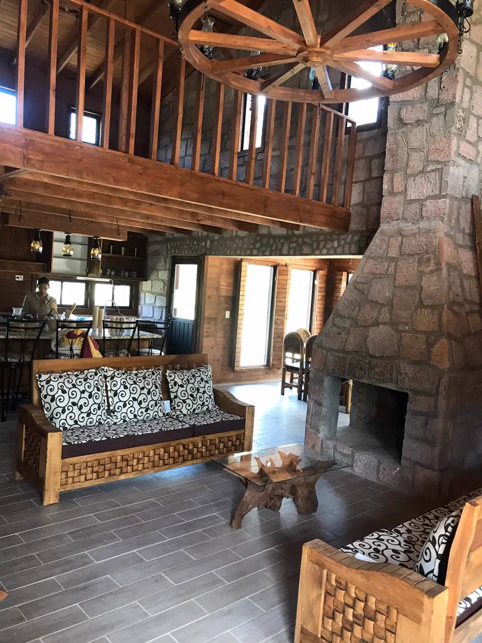 Interior de una cabaña con chimenea de piedra